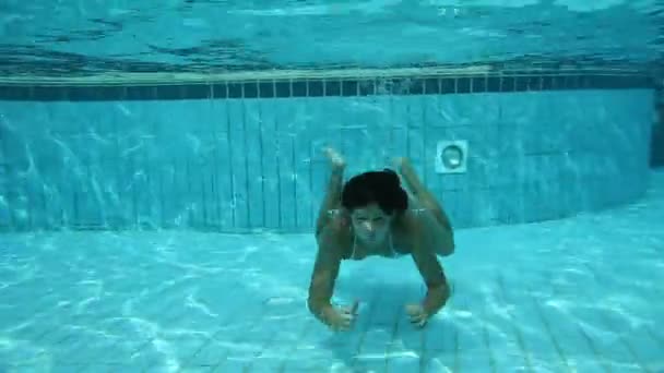 Teenager-Mädchen schwimmt unter Wasser - Filmmaterial, Video