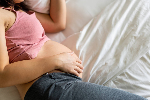 Счастливая беременная женщина и ожидающий ребенка дома. - Фото, изображение