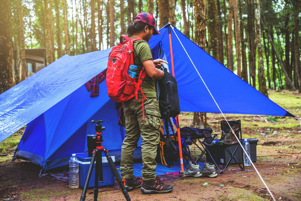 Asian Man Travel Nature w wakacje i Camping na w parku narodowym Doi intanon w Tajlandii. - Zdjęcie, obraz