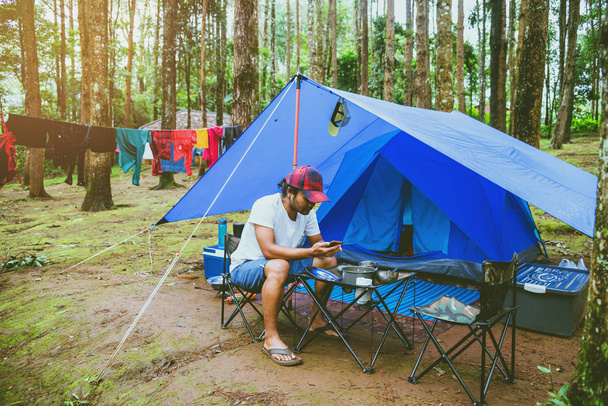 podróży relaks w wakacje. Camping na górze. w parku narodowym Doi Inthanon Chiangmai. w Tajlandii - Zdjęcie, obraz
