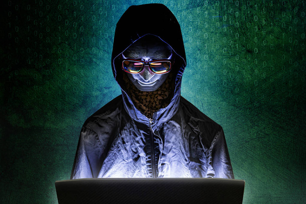 Manöken és laptop sötét hangon a számítógépes bűnözés tartalom. - Fotó, kép