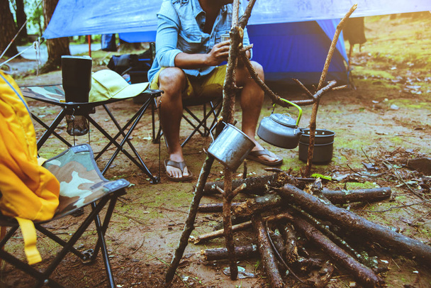 Aasialainen mies rentoutua matkustaa luonto lomalla. retkeily ja keitä vesi juoda kahvia doi inthanon. klo Chiangmai Thaimaassa
. - Valokuva, kuva