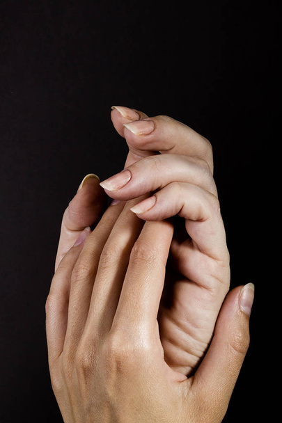 Two entwined female hands - Foto, afbeelding