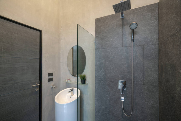 Salle de bain de luxe avec lavabo, toilettes dans la maison ou la maison
 - Photo, image