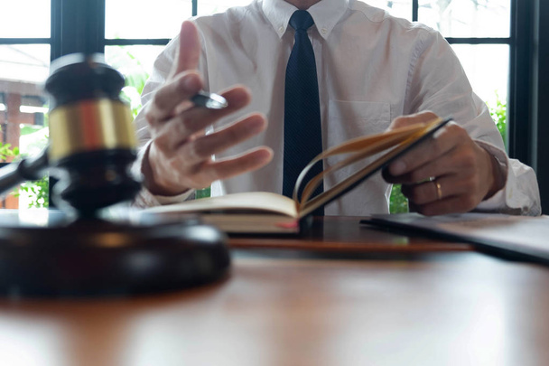 Консультации юристов по ведению бизнеса или рассмотрению дел обвинителей
 - Фото, изображение
