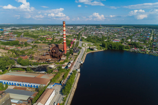 Rezh şehir, fabrika ve gölet. Rusya, Sverdlovsk bölgesi. Yaz, güneşli. Hava - Fotoğraf, Görsel