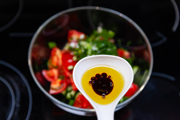 Preparação de salada de verduras frescas, pepinos, tomates
  - Foto, Imagem