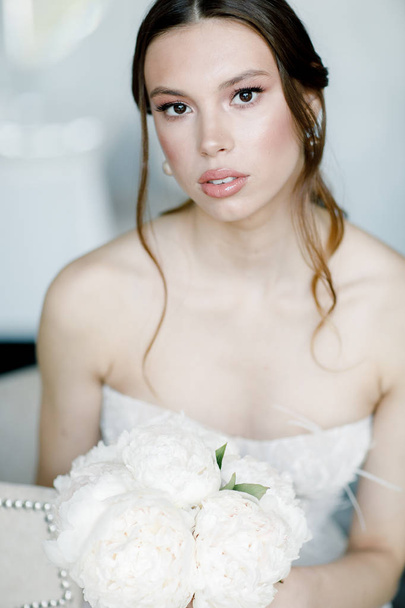 portrait of a beautiful bride with flower - Фото, зображення
