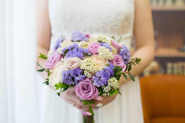 Beautiful wedding bouquet of flowers in the hands of the bride - Foto, Imagem