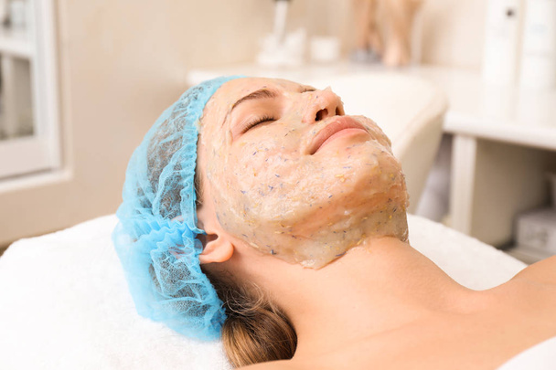 Bella donna sottoposta a trattamento con maschera facciale nel salone di bellezza
 - Foto, immagini