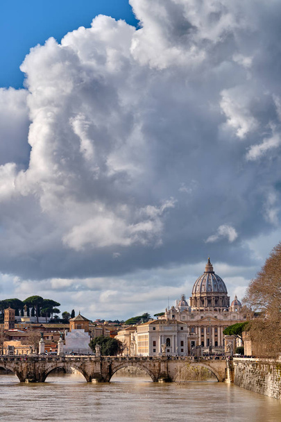 Peterskathedrale und Tiber in Rom - Foto, Bild