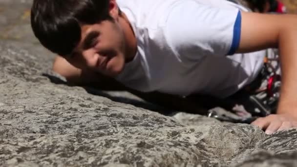 Uomo arrampicata su roccia in natura girato dall'alto
 - Filmati, video