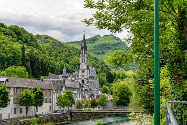 Blick auf die Basilika von Lourdes in Frankreich - Foto, Bild