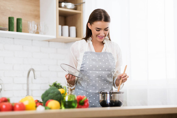 Nő keverés leves fakanál, főzés konyha - Fotó, kép
