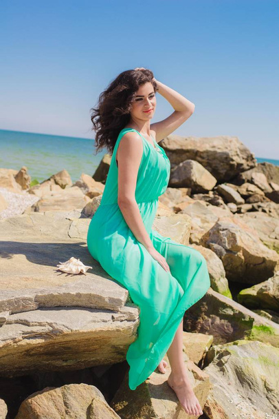 Jeune belle fille dans une longue robe sur la plage
  - Photo, image