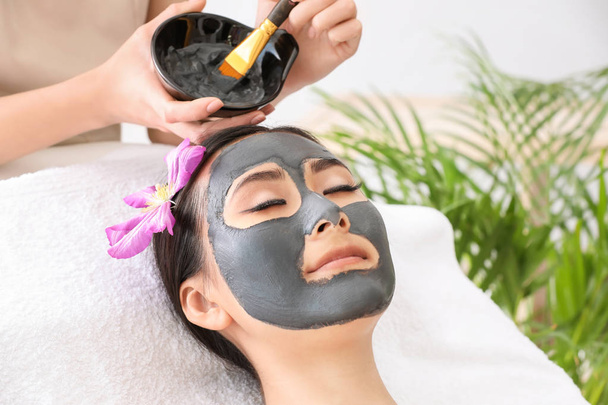 美しいアジアの女性は美容院で顔のマスクで治療を受けています - 写真・画像