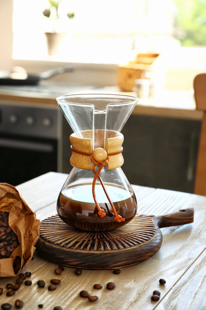 Caffè gustoso in chemex sul tavolo
 - Foto, immagini