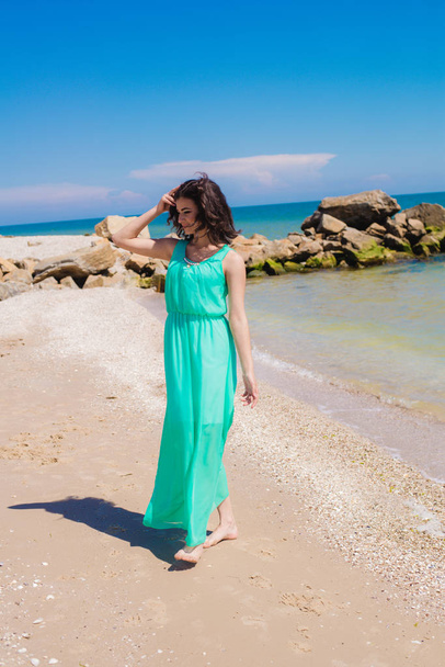 Jovem menina bonita em um vestido longo na praia
  - Foto, Imagem