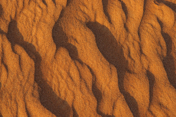De structuur van de duinen in de woestijn, Dubai, Verenigde Arabische Emiraten. close-up. Areal View. - Foto, afbeelding