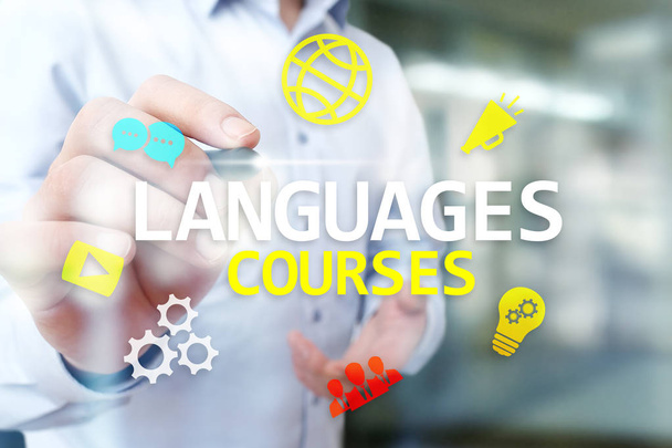Μαθήματα ξένων γλωσσών, ηλεκτρονική μάθηση, Αγγλικά shool, E-learning έννοια στην εικονική οθόνη. - Φωτογραφία, εικόνα