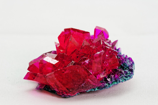 Yakut renkli kristaller yakın çekim - Fotoğraf, Görsel
