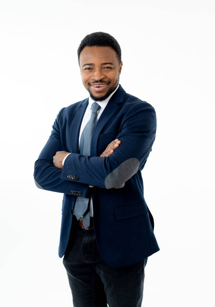 Half-length portrait of confident handsome african american businessman in fashion modern formal wear suit standing and looking happy. Isolated on white background. Concept of leadership and success. - Foto, afbeelding