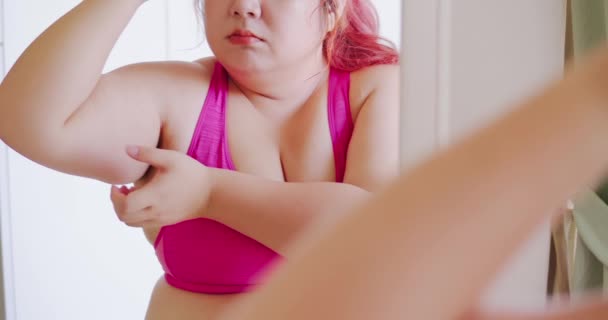 fat girl look her arm - Séquence, vidéo