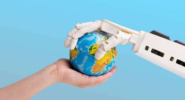 Menselijke en robot handen houden Earth Globe - Foto, afbeelding