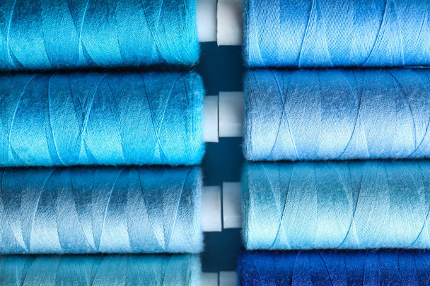 Mnoho barevných šicích vláken jako pozadí - Fotografie, Obrázek