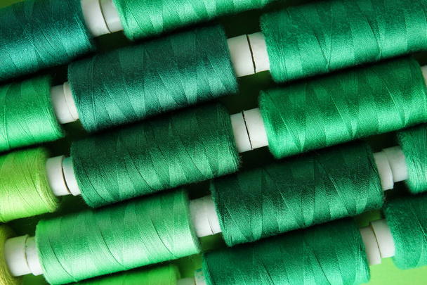 Molti fili colorati per cucire come sfondo
 - Foto, immagini