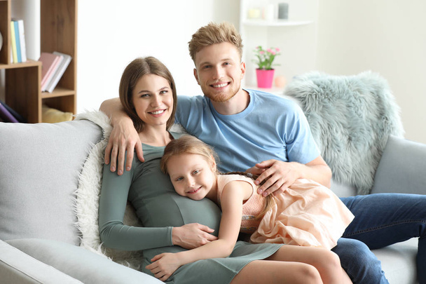 Όμορφη έγκυος γυναίκα με την οικογένειά της στο σπίτι - Φωτογραφία, εικόνα