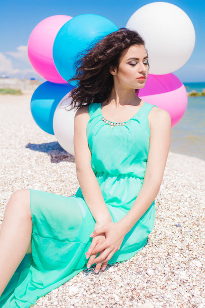 Hermosa chica en la playa con globos de colores
  - Foto, Imagen