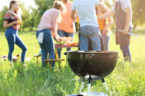 Koken van lekker eten bij barbecuefeest buitenshuis - Foto, afbeelding