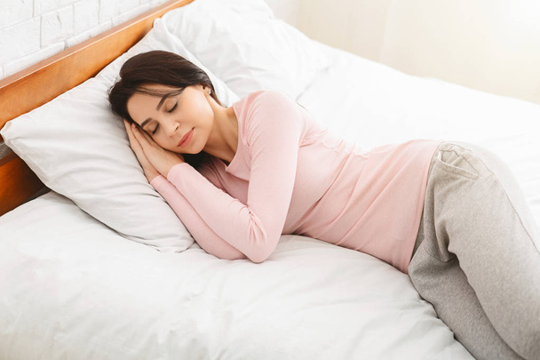 Красивая молодая женщина спит в своей постели
 - Фото, изображение