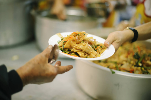 Надання їжі бідним допомагає ділитися з іншими людьми: Поняття голоду та соціальної нерівності
 - Фото, зображення
