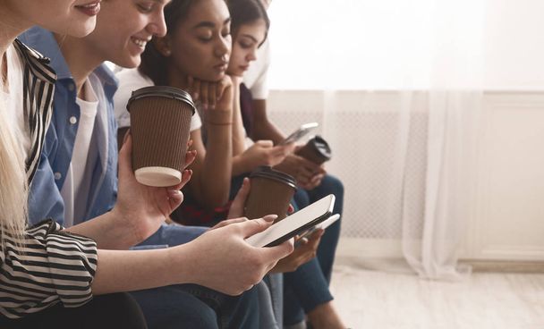 Gadget Sucht Konzept. Jugendliche nutzen Telefone, freier Raum - Foto, Bild