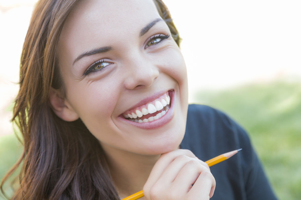 Retrato de una estudiante muy joven con lápiz en el campus
 - Foto, Imagen