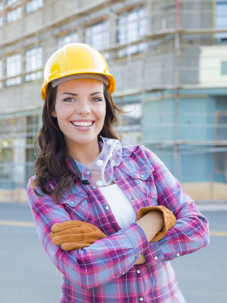 junge attraktive Bauarbeiterin mit hartem Hut und - Foto, Bild