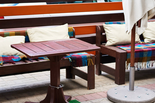 Prázdná venkovní kavárna na terase v městské ulici - Fotografie, Obrázek