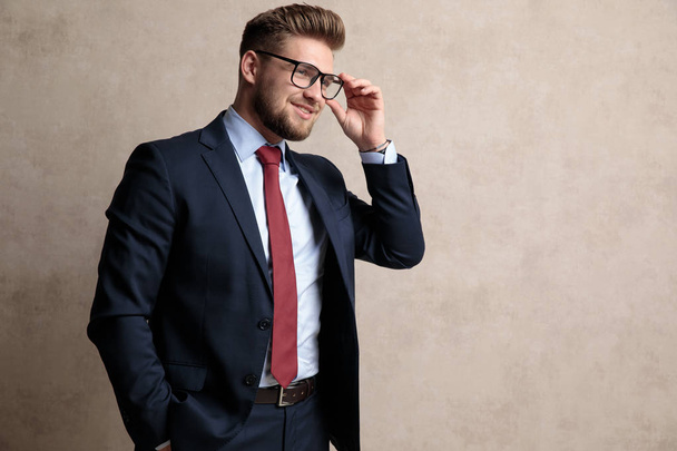 Aantrekkelijke zakenman opstijgen zijn bril  - Foto, afbeelding