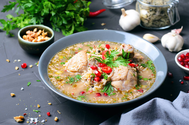 Σούπα με κοτόπουλο και βότανα, γεωργιανή κουζίνα - Φωτογραφία, εικόνα