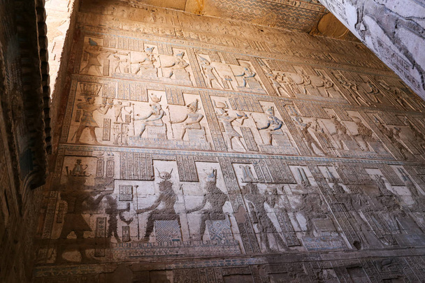 Scène in Denderah Temple, Qena, Egypte - Foto, afbeelding