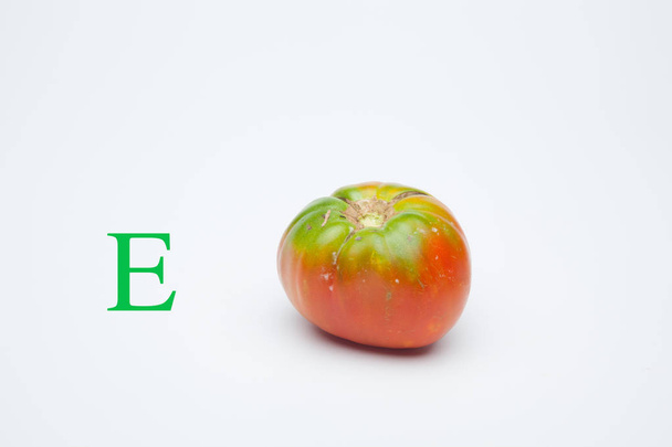 Tomaatti, joka on saapunut puutarhasta, juuri poimittuja, puutarhasta markkinoille. Terve ja maukas tomaatti, se voidaan syödä raakana tai keitettynä
. - Valokuva, kuva