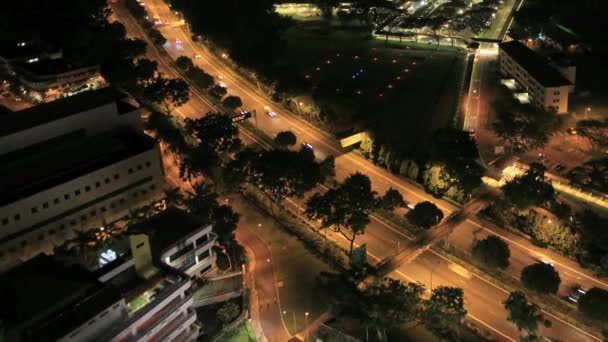 Хмарочоси міський пейзаж Сінгапуру з здійснюватиме трафіку і стежок світло на Букіт Merah Expressway масштабування ефекту пташиного польоту вночі 1920 х 1080 - Кадри, відео