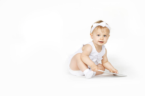 little girl all in white with a tablet - Fotoğraf, Görsel