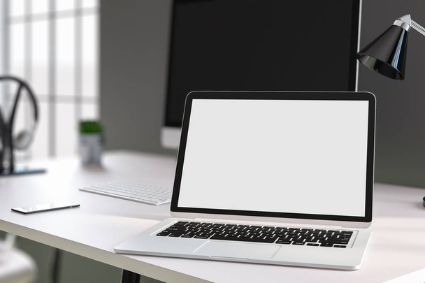 Дизайнерский стол с белым ноутбуком
  - Фото, изображение