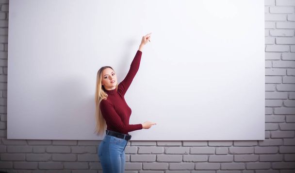 Портрет счастливой молодой предпринимательницы на белой стене
 - Фото, изображение