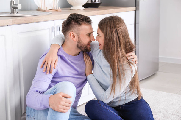 Retrato de jovem casal feliz na cozinha - Foto, Imagem