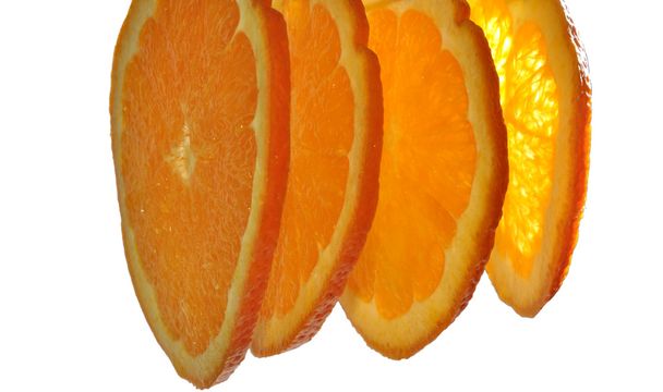 白い背景があるオレンジの 4 つのスライス - 写真・画像