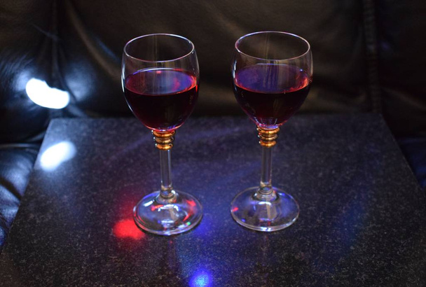 two glasses of red wine - Foto, afbeelding
